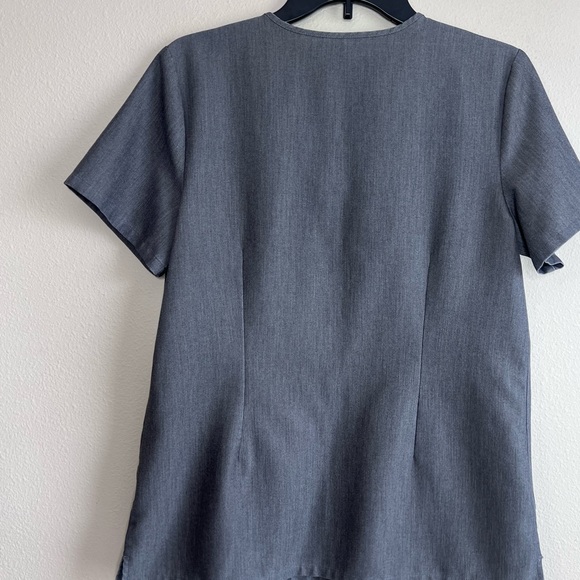 Lot of 2 Figs Technical Tops Gray Short Sleeve - Picture 7 of 9